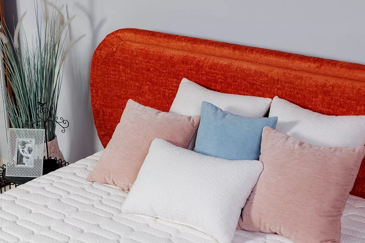 Čalouněná postel Delmi 160x200 cm s rámem - měděné nožky lozko s čalouněným wezglowiem