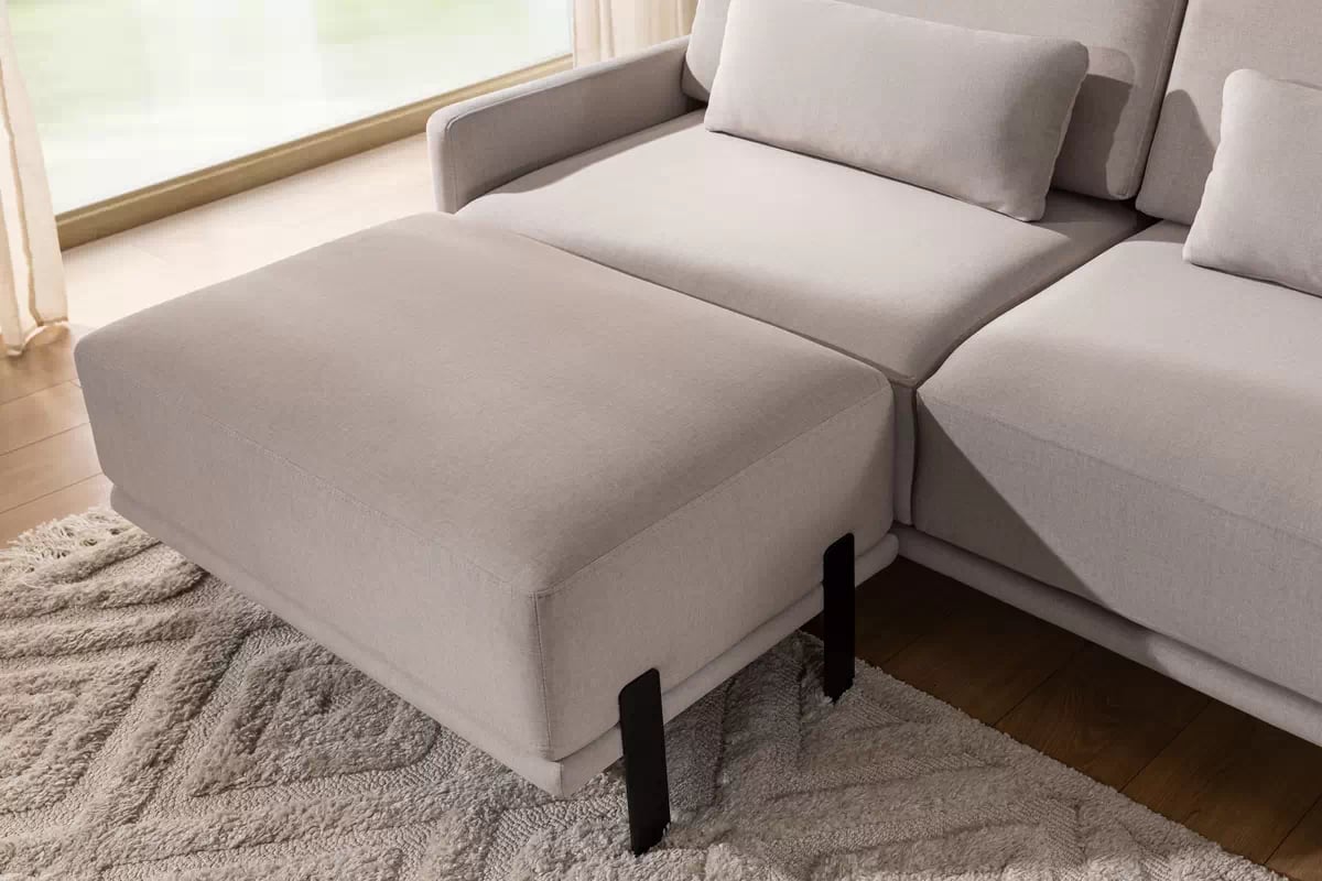 Sedacia súprava Meloria - pohovka a taburetka - béžová látka Maya 01 Komplet nábytku wypoczynkowych do obývacej izby Meloria - Pohovka i Taburet - Béžová látka ľahkočistiaca Maya 01