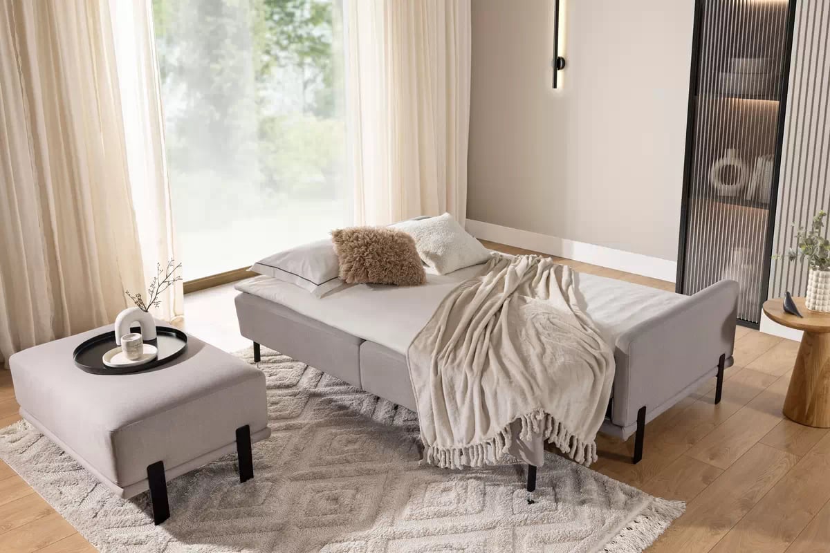 Sedacia súprava Meloria - pohovka a taburetka - béžová látka Maya 01 Komplet nábytku wypoczynkowych do obývacej izby Meloria - Pohovka i Taburet - Béžová látka ľahkočistiaca Maya 01