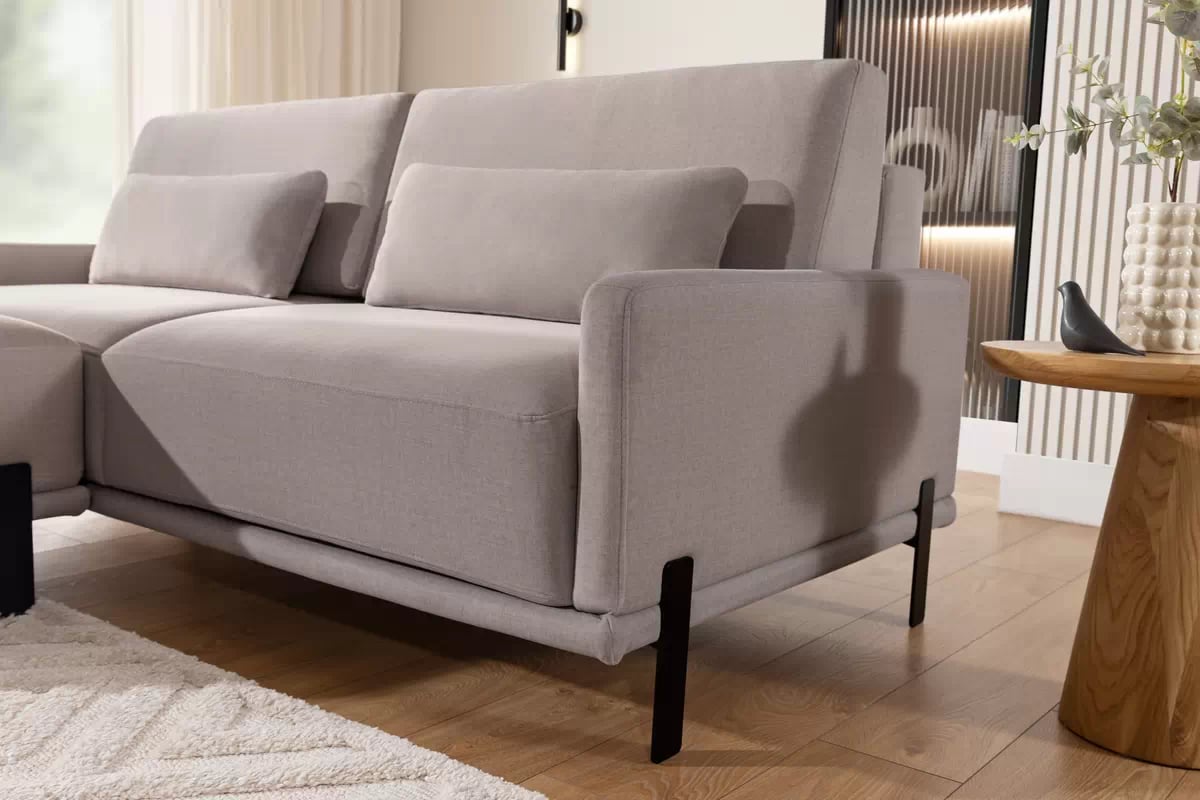 Sedacia súprava Meloria - pohovka a taburetka - béžová látka Maya 01 Komplet nábytku wypoczynkowych do obývacej izby Meloria - Pohovka i Taburet - Béžová látka ľahkočistiaca Maya 01