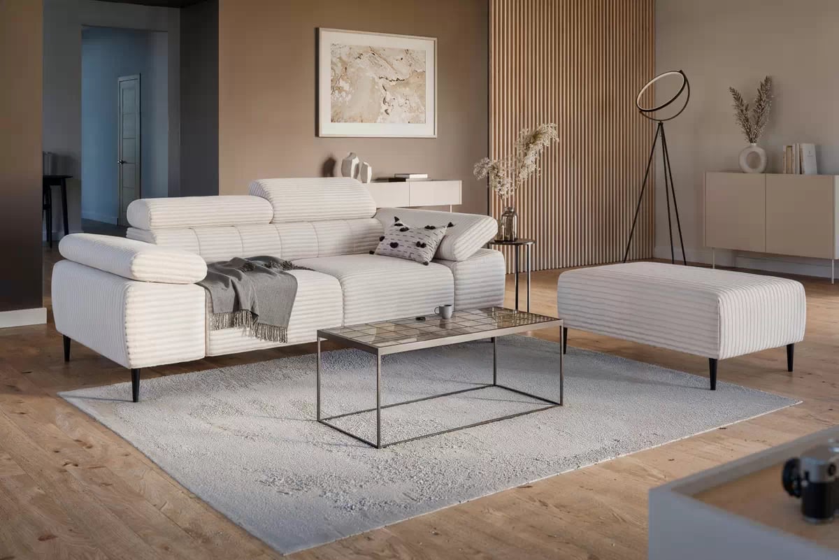 Dvoumístná pohovka Taloria II s elektricky výsuvným sedákem - krémový plyš Tilia 01 Pohovka dvoumístná z elektricky wysuwanym sedadlem Taloria II  - Krémový plusz Tilia 01