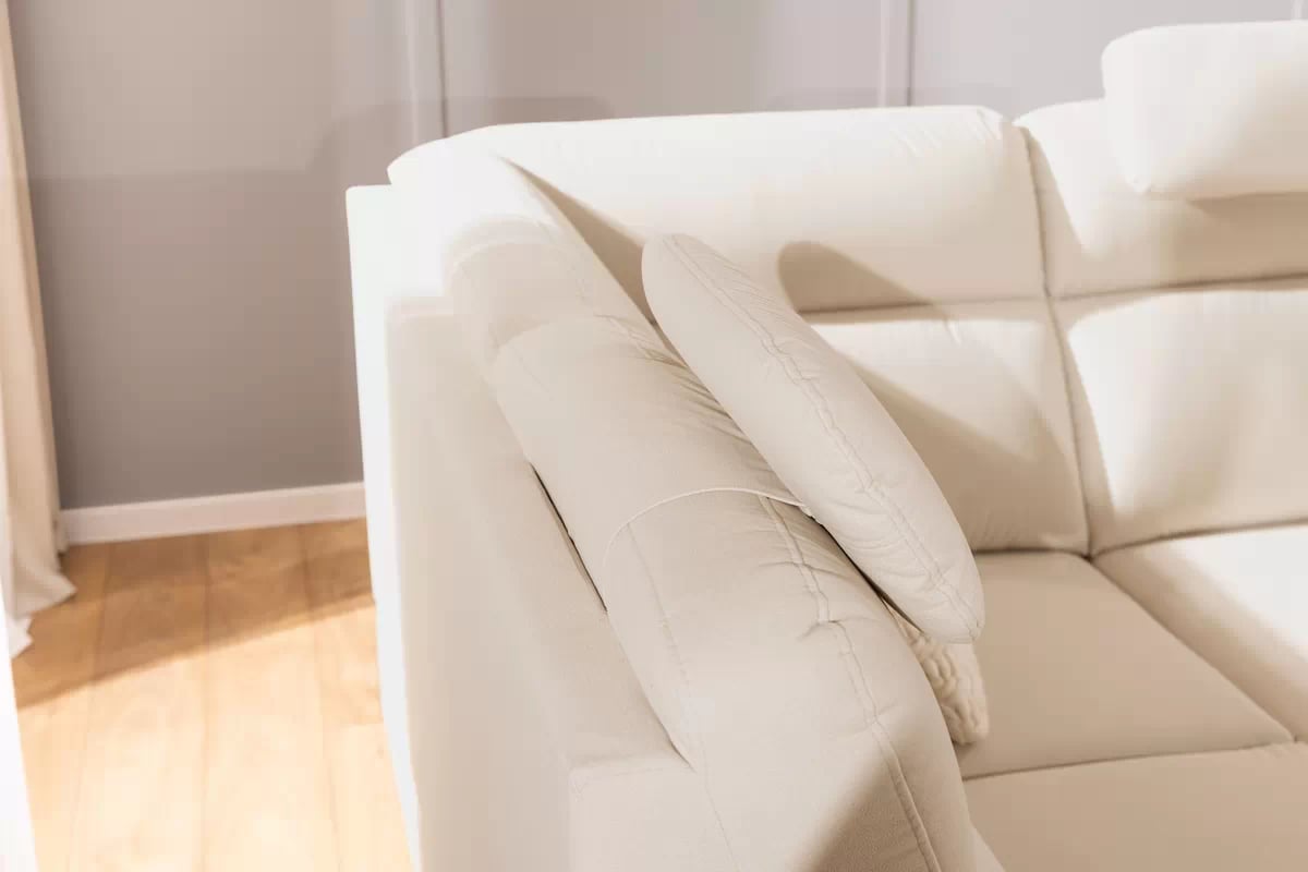 Rohová pohovka Loario L levá s úzkými boky - krémová látka Sand 03 Rohová sedací souprava Loario L levá z waskim bokiem - Sand 03