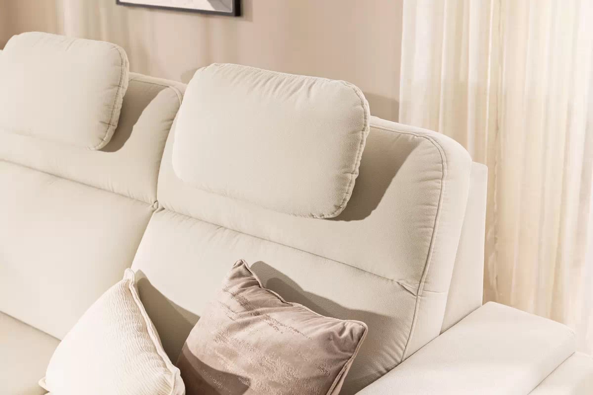 Rohová pohovka Loario L levostranná se širokým, vykrojeným bokem - krémová tkanina Sand 03 Rohová sedací souprava Loario L levá z szerokim, wcietym bokiem - Sand 03