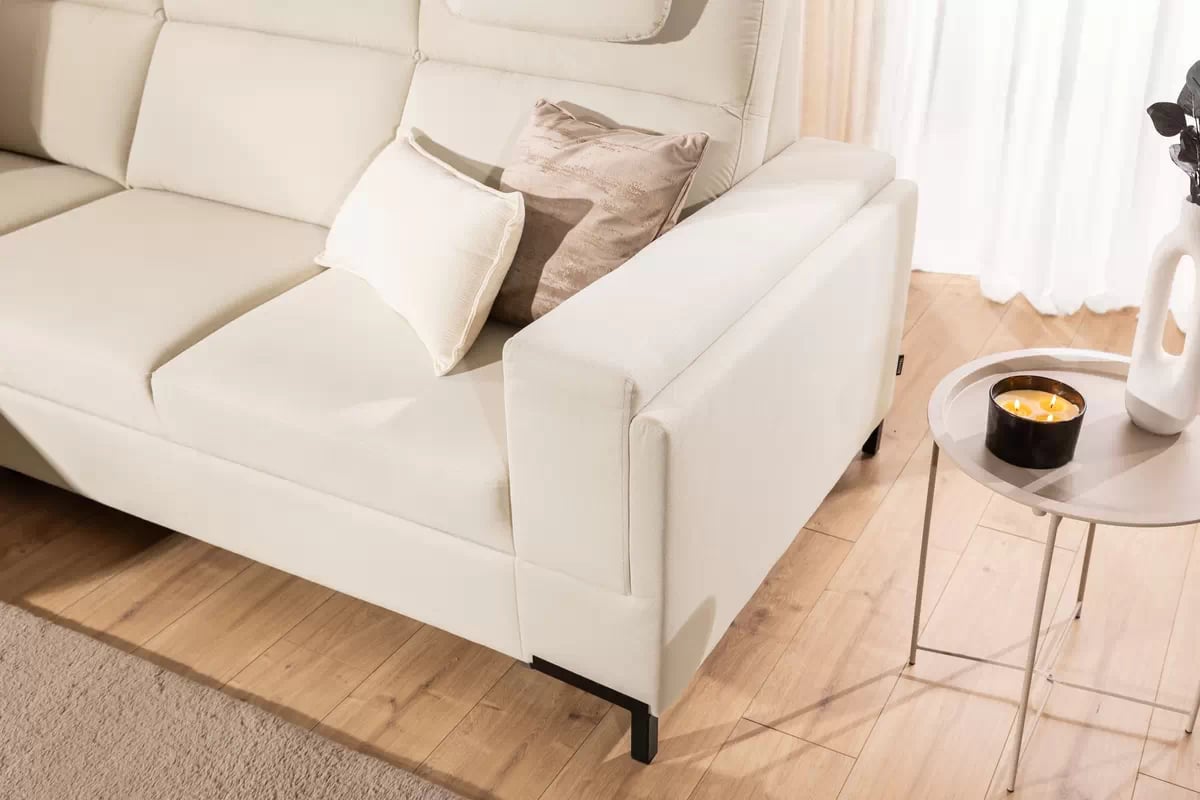 Rohová pohovka Loario L levostranná se širokým, vykrojeným bokem - krémová tkanina Sand 03 Rohová sedací souprava Loario L levá z szerokim, wcietym bokiem - Sand 03