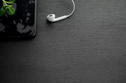 Dvojdverová komoda Bogalo 154 cm so zásuvkami a LED osvetlením - čierna / dub wotan Komoda so zásuvkami i oswietleniem LED Bogalo - Čierny / Dub wotan