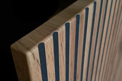 Dvojdverová komoda Bogalo 154 cm so zásuvkami a LED osvetlením - čierna / dub wotan Komoda so zásuvkami i oswietleniem LED Bogalo - Čierny / Dub wotan