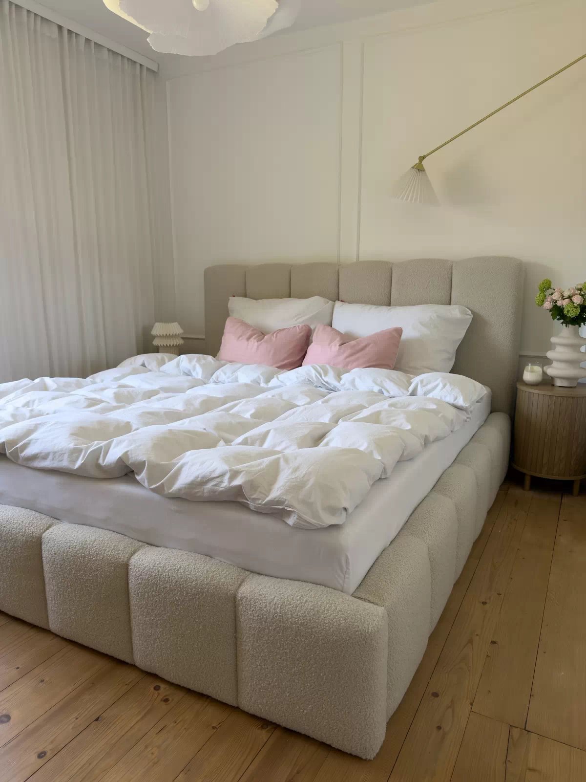 Čalúnená posteľ Aura 160x200 s úložným priestorom Čalúnená posteľ Aura 160x200 s úložným priestorom, svetlosivá, pohľad spredu