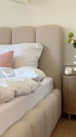 Čalúnená posteľ Aura 160x200 s úložným priestorom Čalúnená posteľ Aura 160x200 v béžovej farbe s úložným priestorom