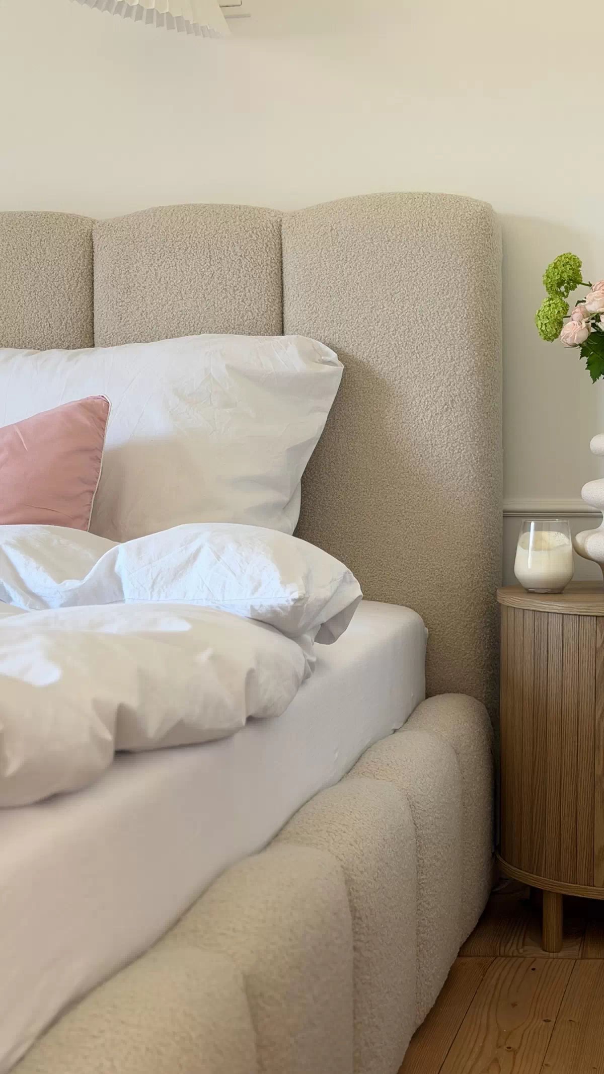 Čalúnená posteľ Aura 160x200 s úložným priestorom Čalúnená posteľ Aura 160x200 v béžovej farbe s úložným priestorom