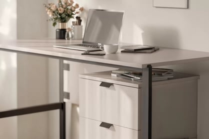 Písací stôl Cremona 128 cm s kontajnerom - pieskový béžový Písací stôl Cremona na kovových nohách s kontajnerom - Béžová Pieskový