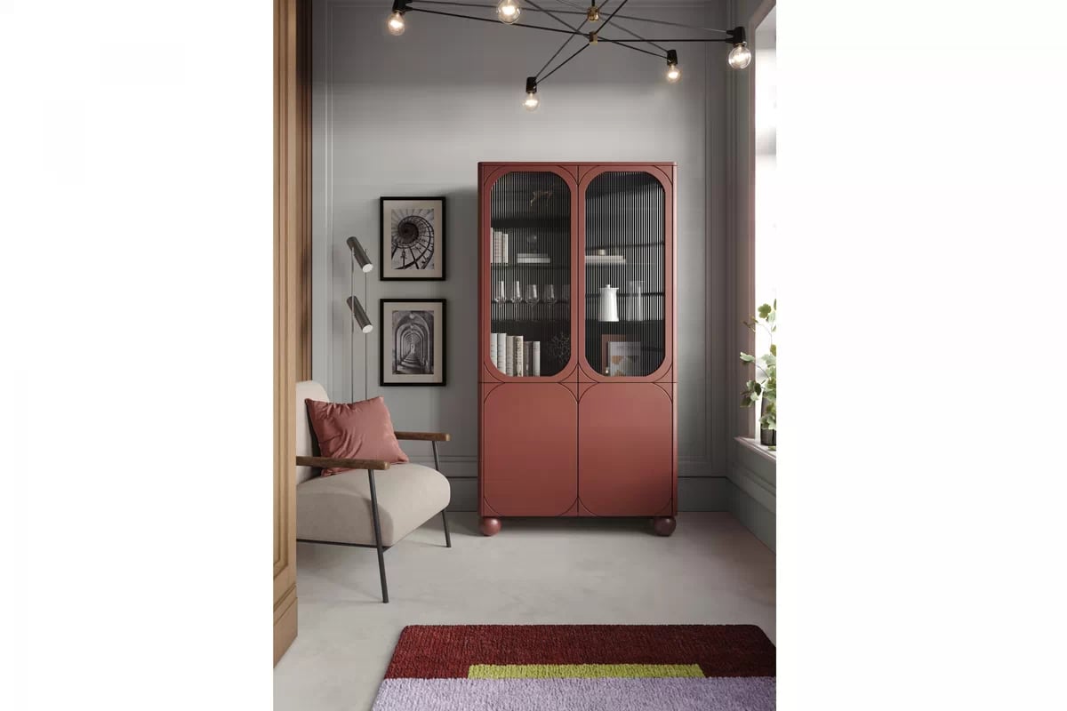 Vitrína Sonatia II 100 cm na kulovitých nožkách - burgund Vitrína prosklená do obývacího pokoje