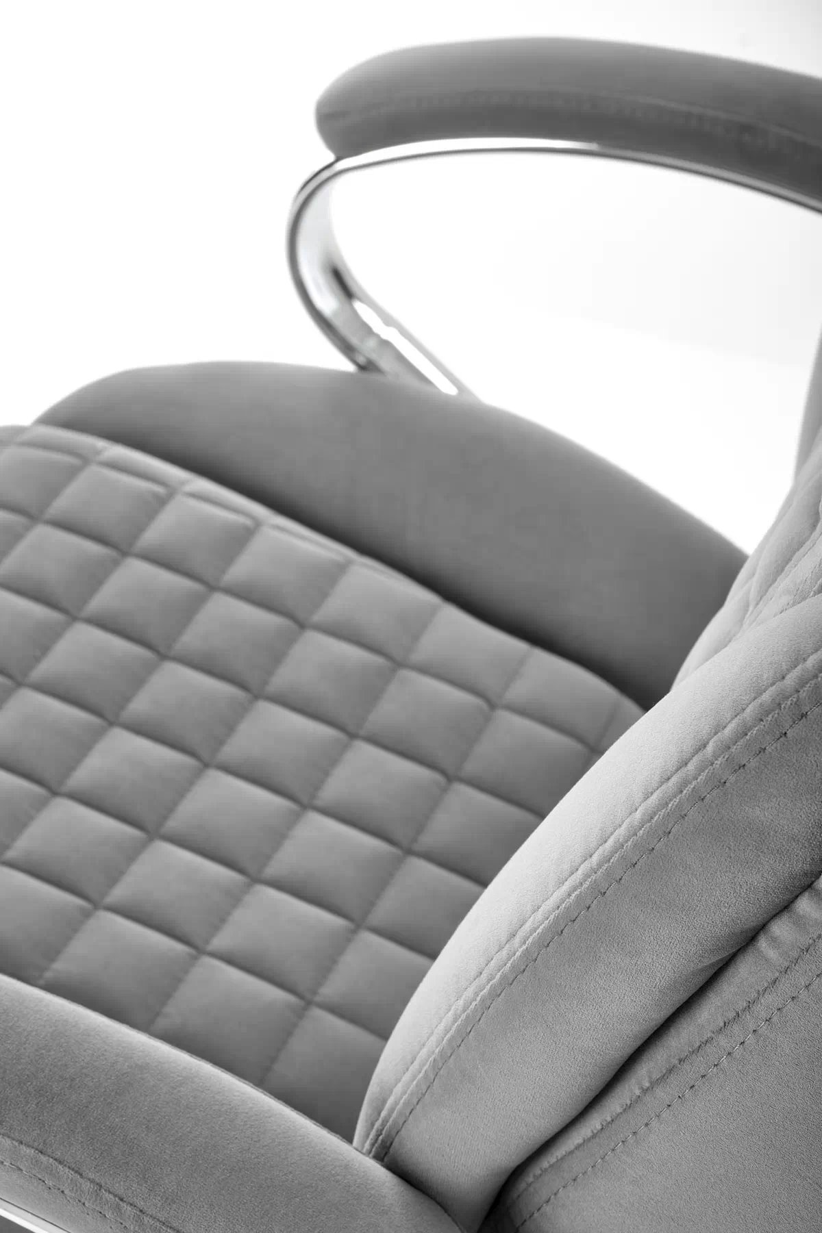 Kancelárske kreslo Nilio s opierkami - sivý zamat Kancelárske kreslo king 2 - Popolový