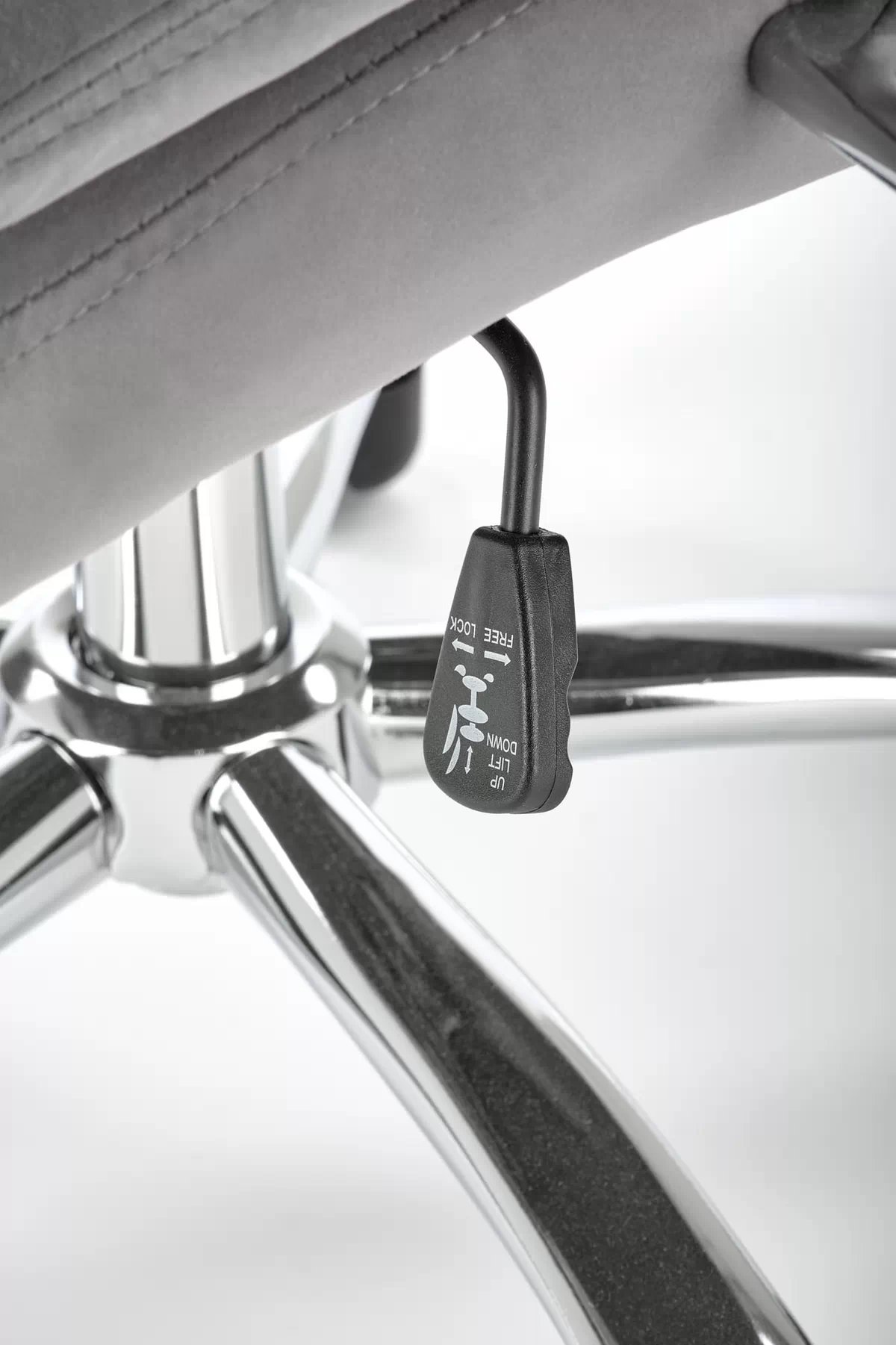 Kancelárske kreslo Nilio s opierkami - sivý zamat Kancelárske kreslo king 2 - Popolový