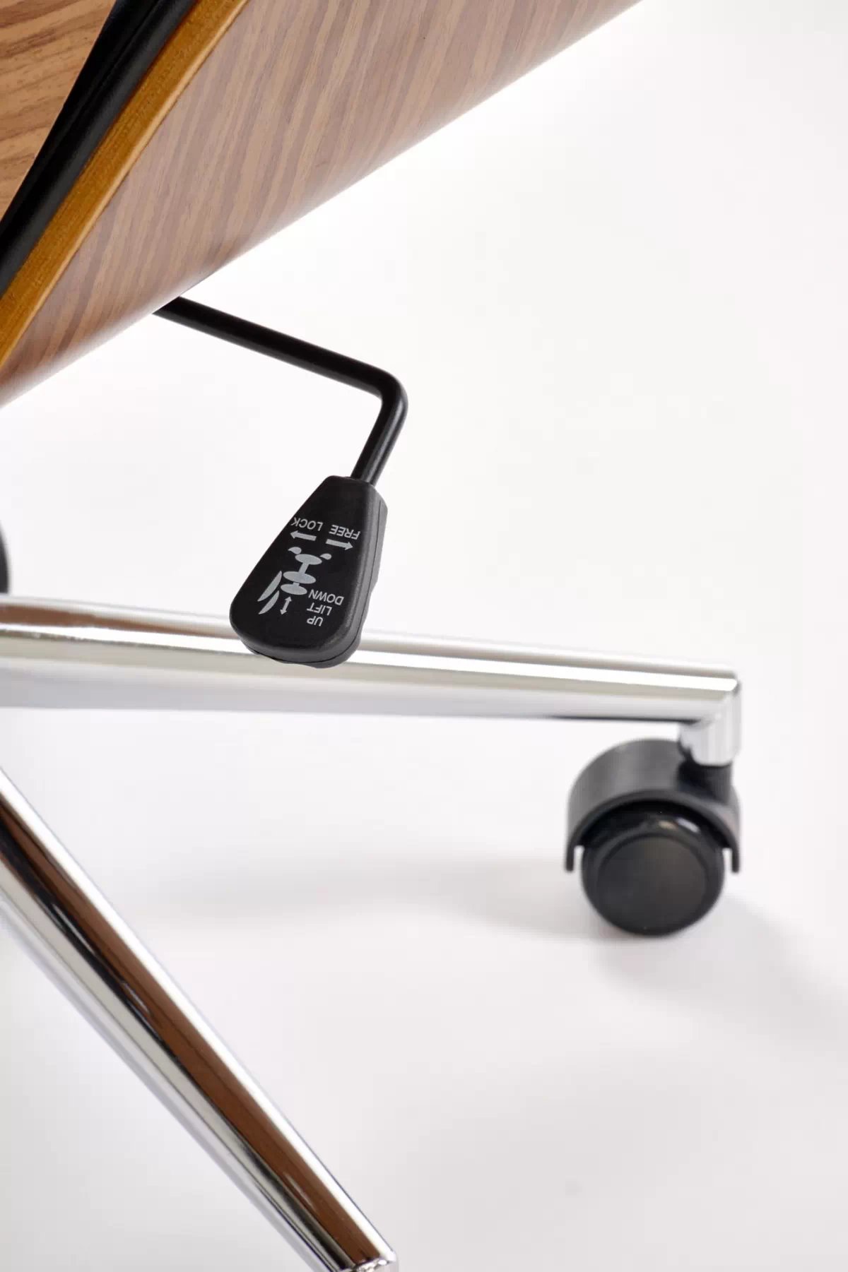 Kancelárska stolička Benaro - orech / čierna Kreslo kancelárske Benaro otočna - orech / čierny 