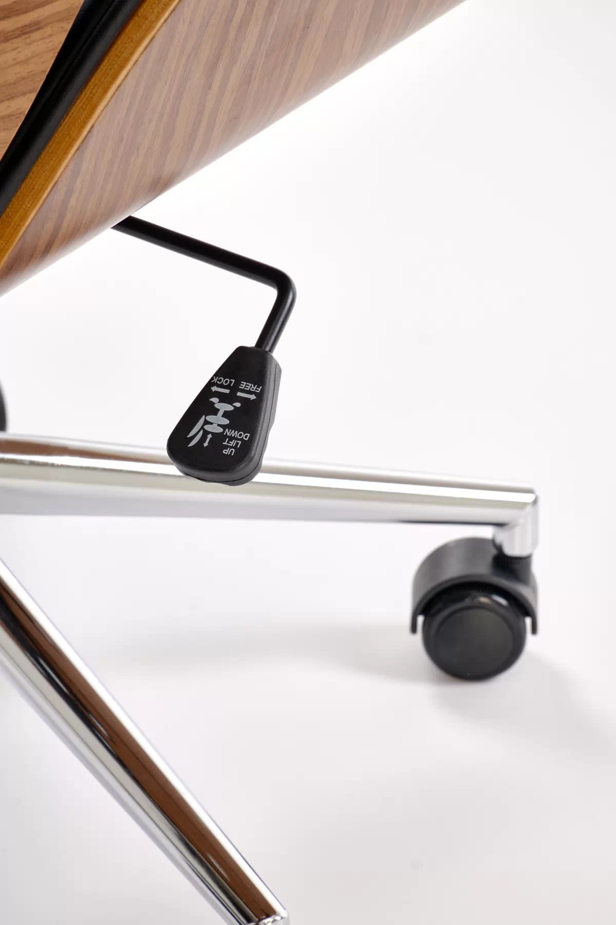 Kancelárska stolička Benaro - orech / čierna Kreslo kancelárske benaro otočna - orech / čierny 