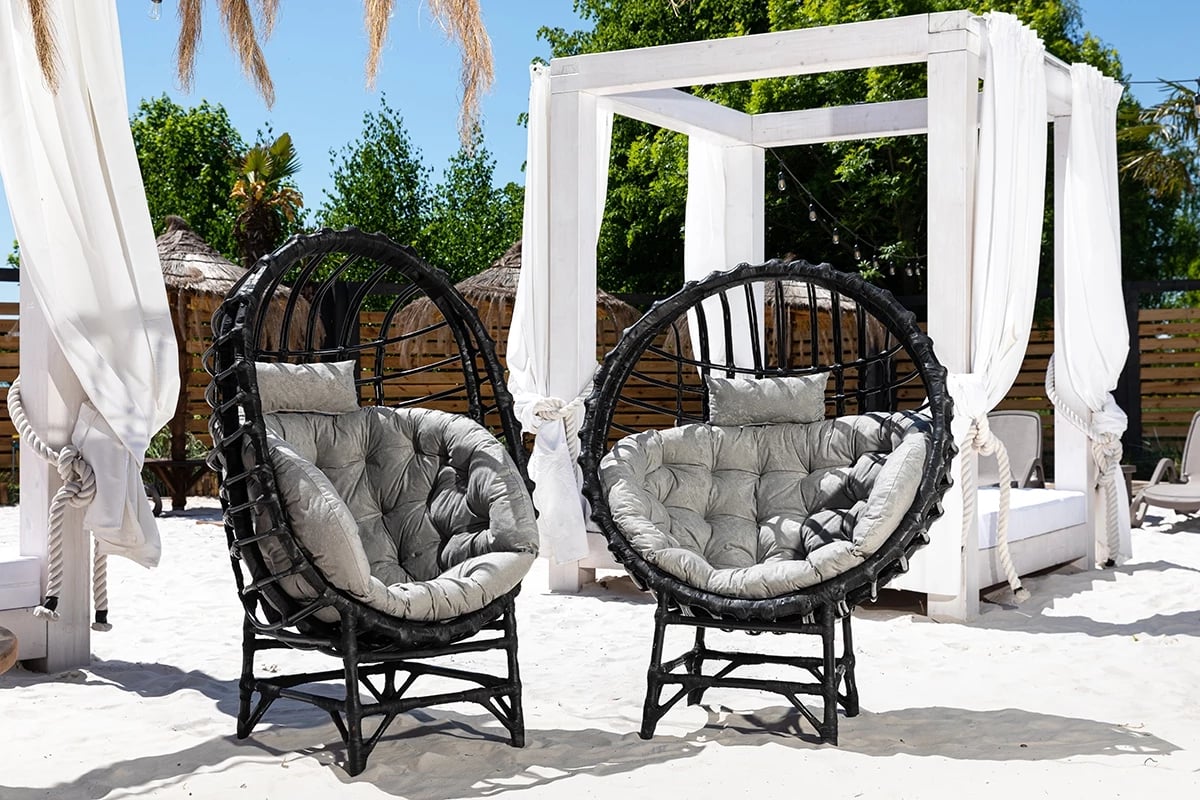 Proutěné křeslo Gardins I - černá Křeslo stojící proutěný kokon Gardins I - Černý - aranzacja z fotelem owalnym