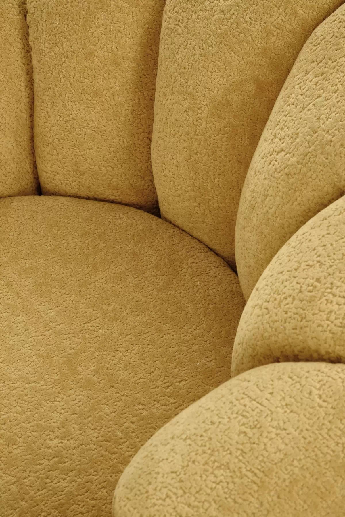 Čalouněné křeslo Pares - hořčicová boucle Křeslo čalouněná Pares - boucle hořčice 