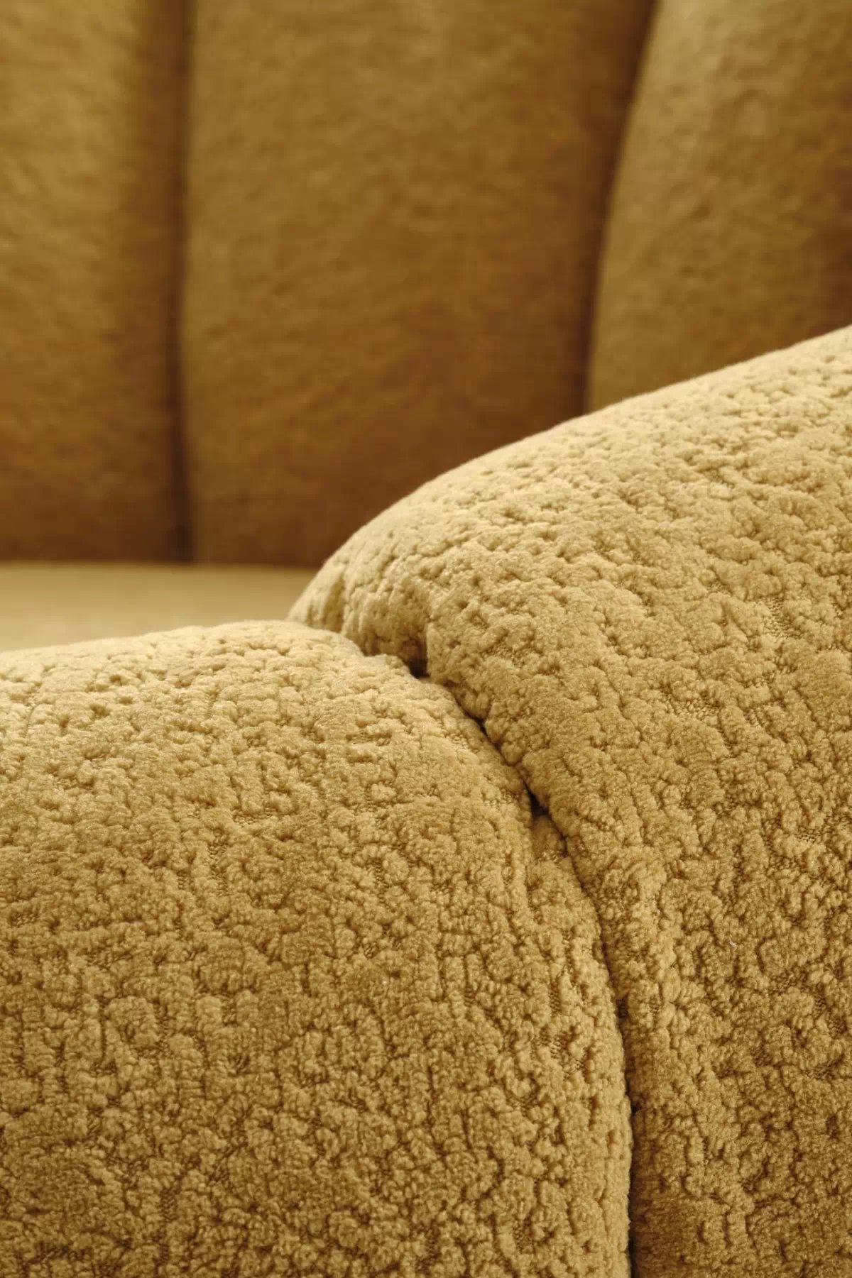 Čalouněné křeslo Pares - hořčicová boucle Křeslo čalouněná Pares - boucle hořčice 