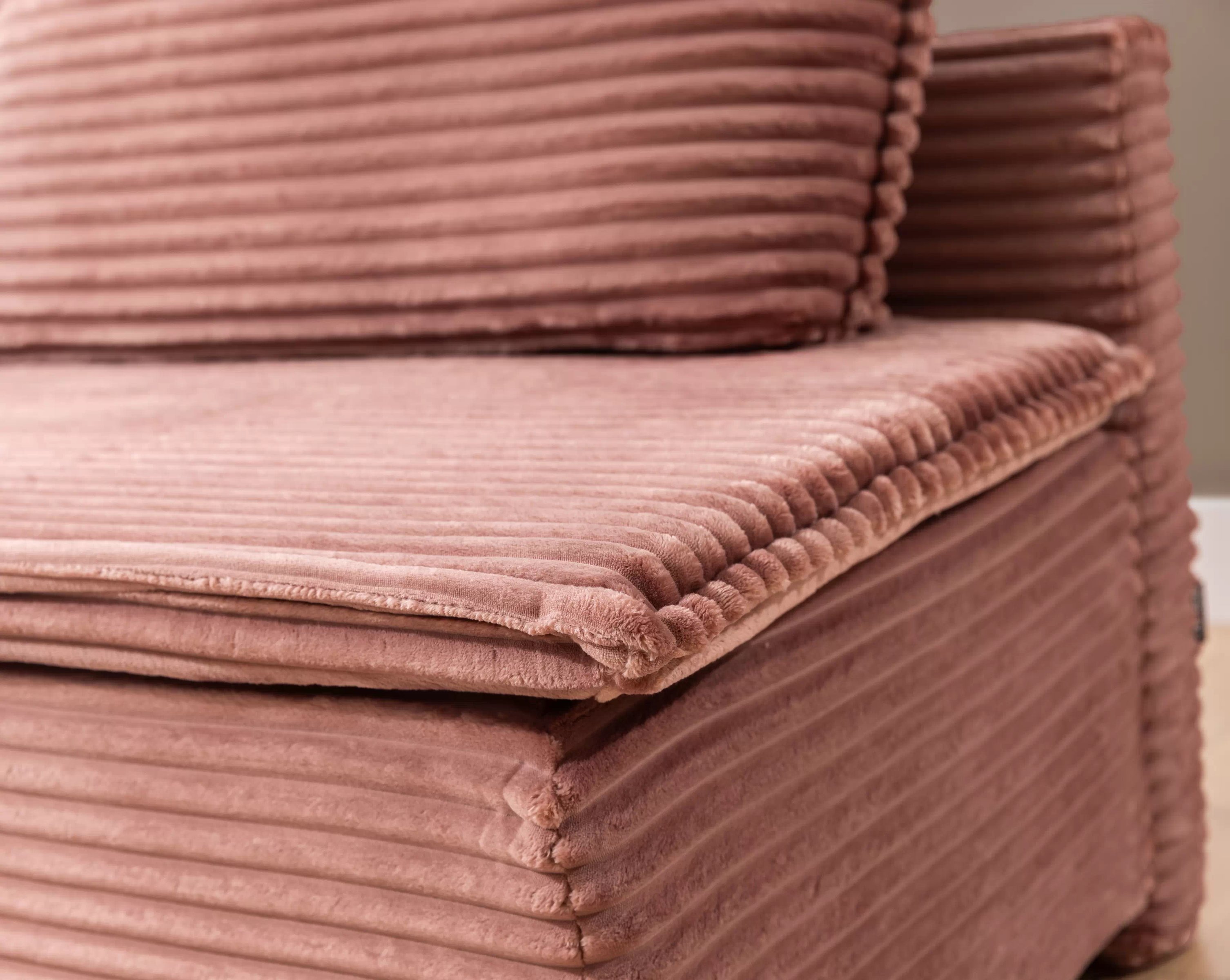 Rozkladacia pohovka Firioza – ružový plyš Tilia 62 Pohovka rozkladana Firioza S vnútorným úložným priestorom- Ružová plusz Tilia 62