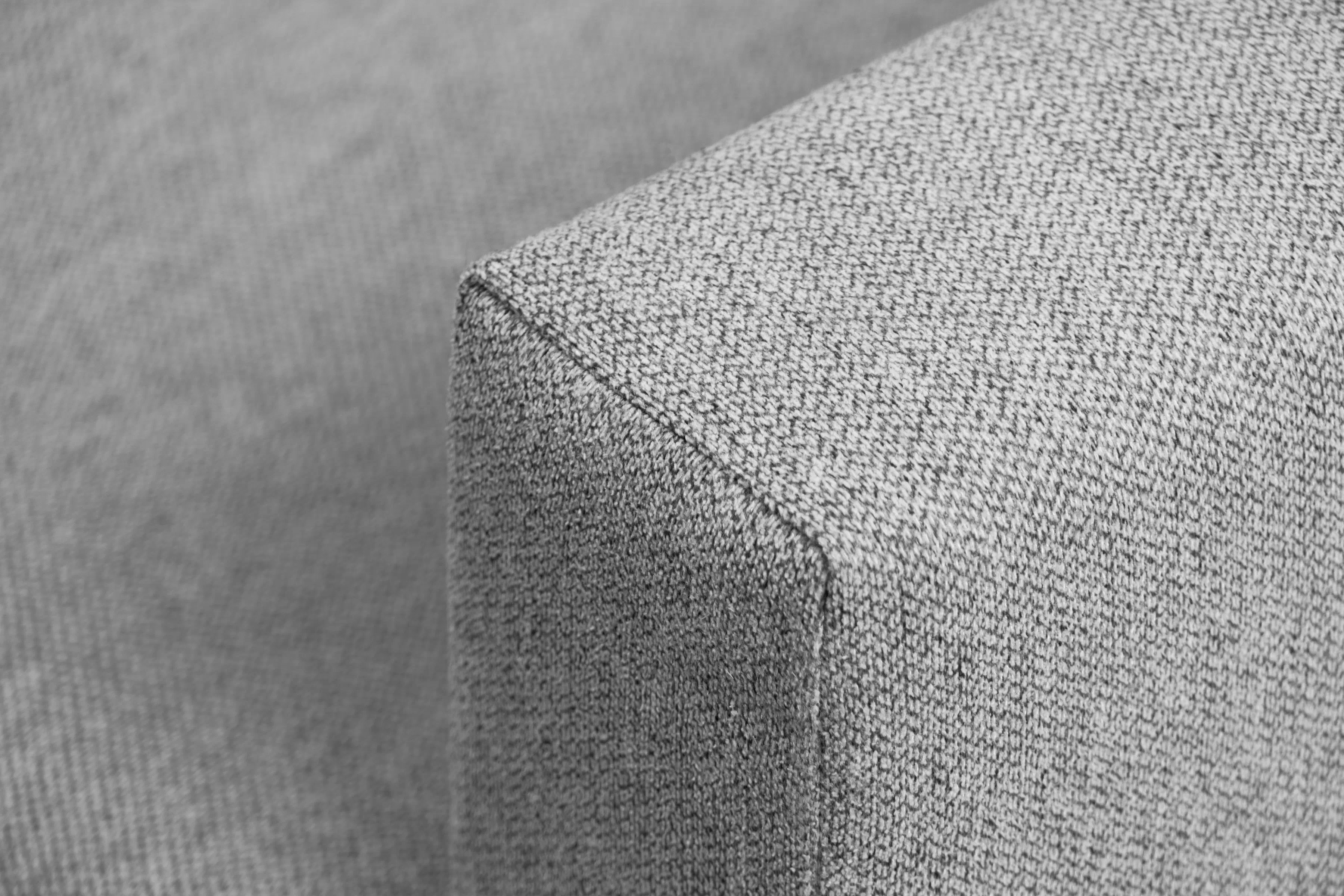 Trojmiestna rozkladacia pohovka Romano – sivá pletená látka Gemma 86 / bukové nožičky Pohovka rozkladana trojmiestna Romano - šedá plecionka Gemma 86 / buk