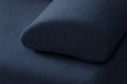 Rozkladacia pohovka Morena s úložným priestorom – tmavomodrý hydrofóbny plyš Pretty 22 Pohovka rozkladana s úložným priestorom Morena - námornícka modrá plusz hydrofobowy Pretty 22