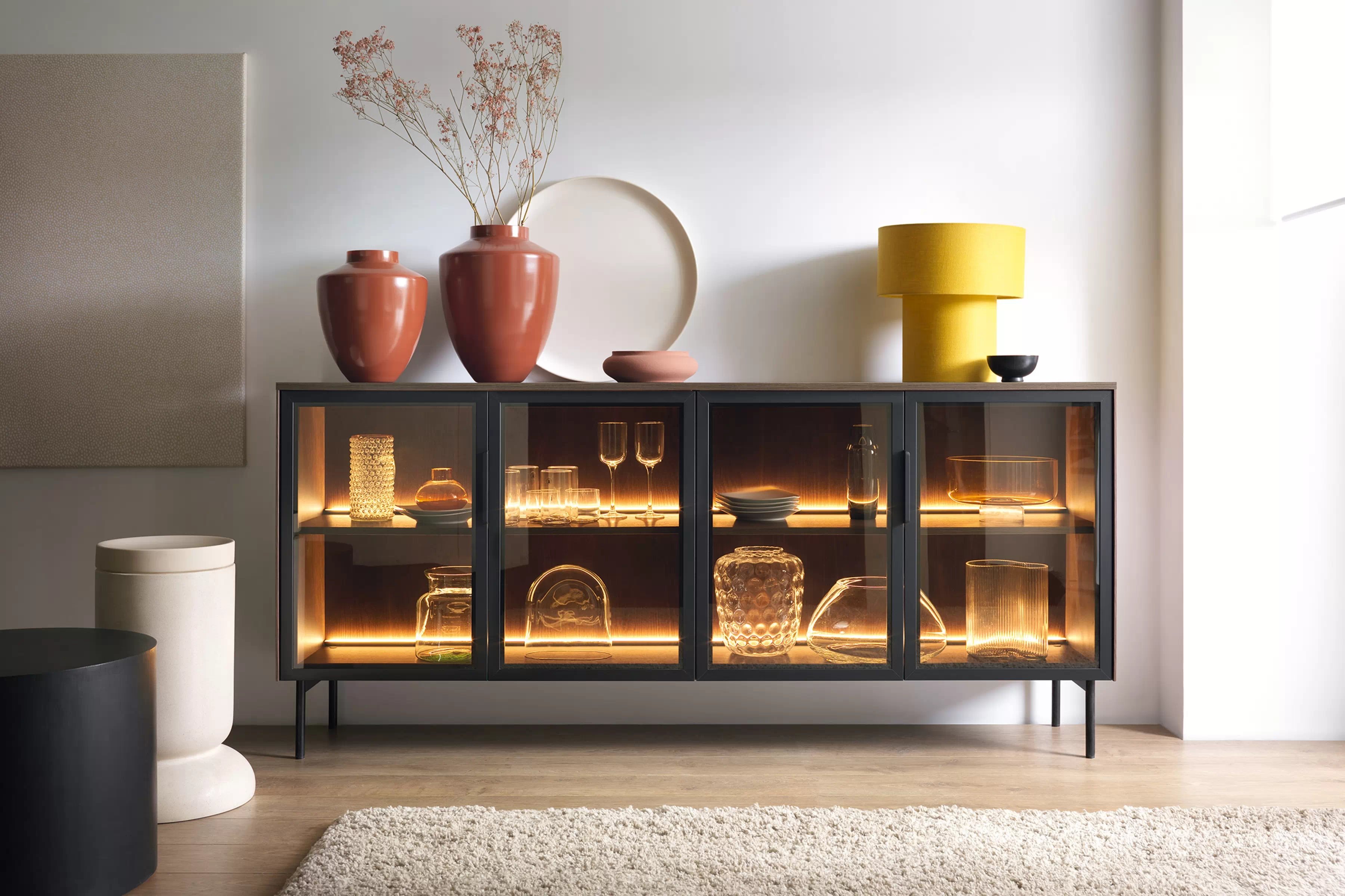 Komoda Auri 181 cm s osvětlením - dub dunin / černá Komoda Auri 181 cm s osvětlením - dub dunin / černá