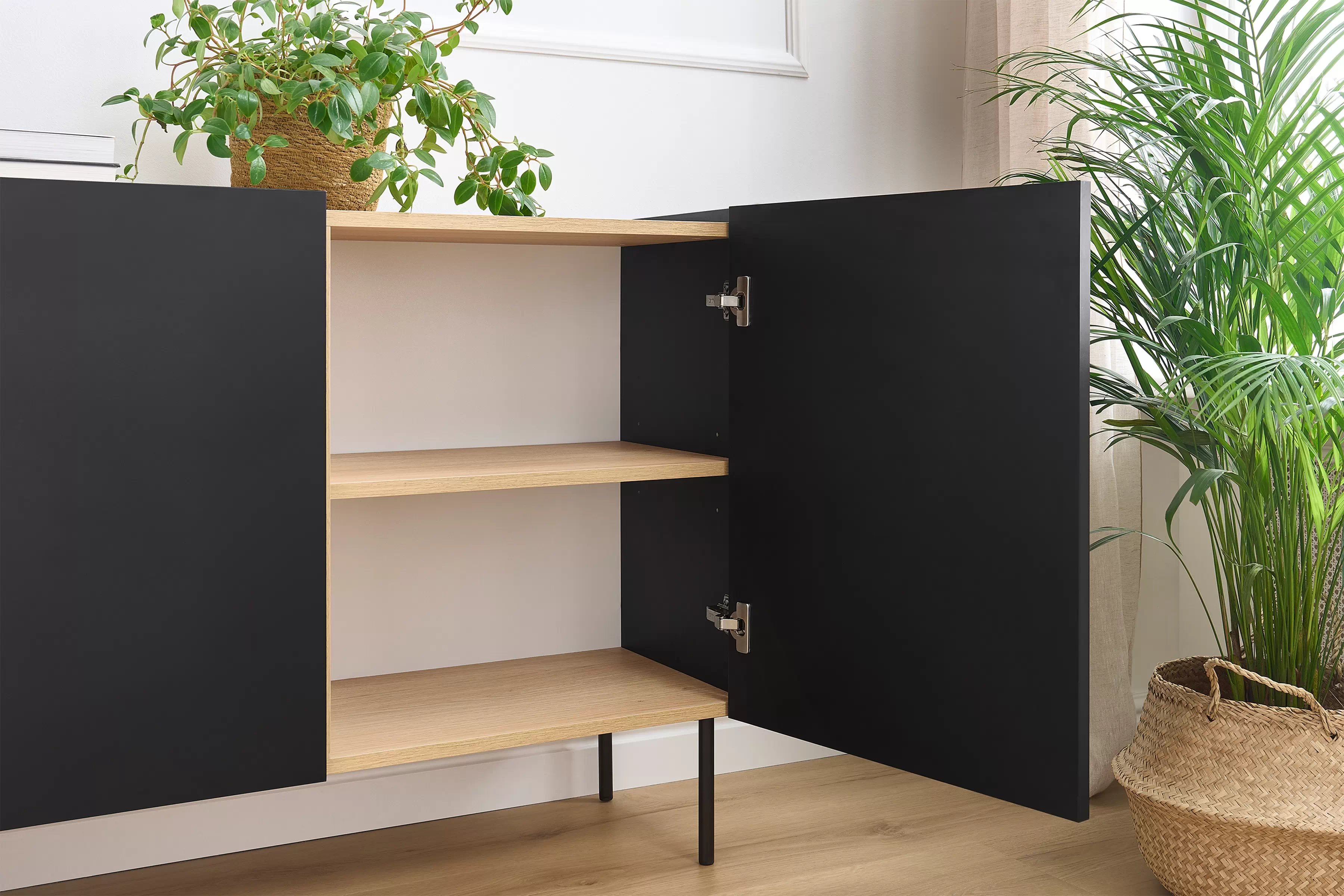 Komoda Desin 120 cm s kovovými nohami - černý mat / dub nagano Komoda Desin 120 cm z metalowymi nogami - černá mat / dub nagano