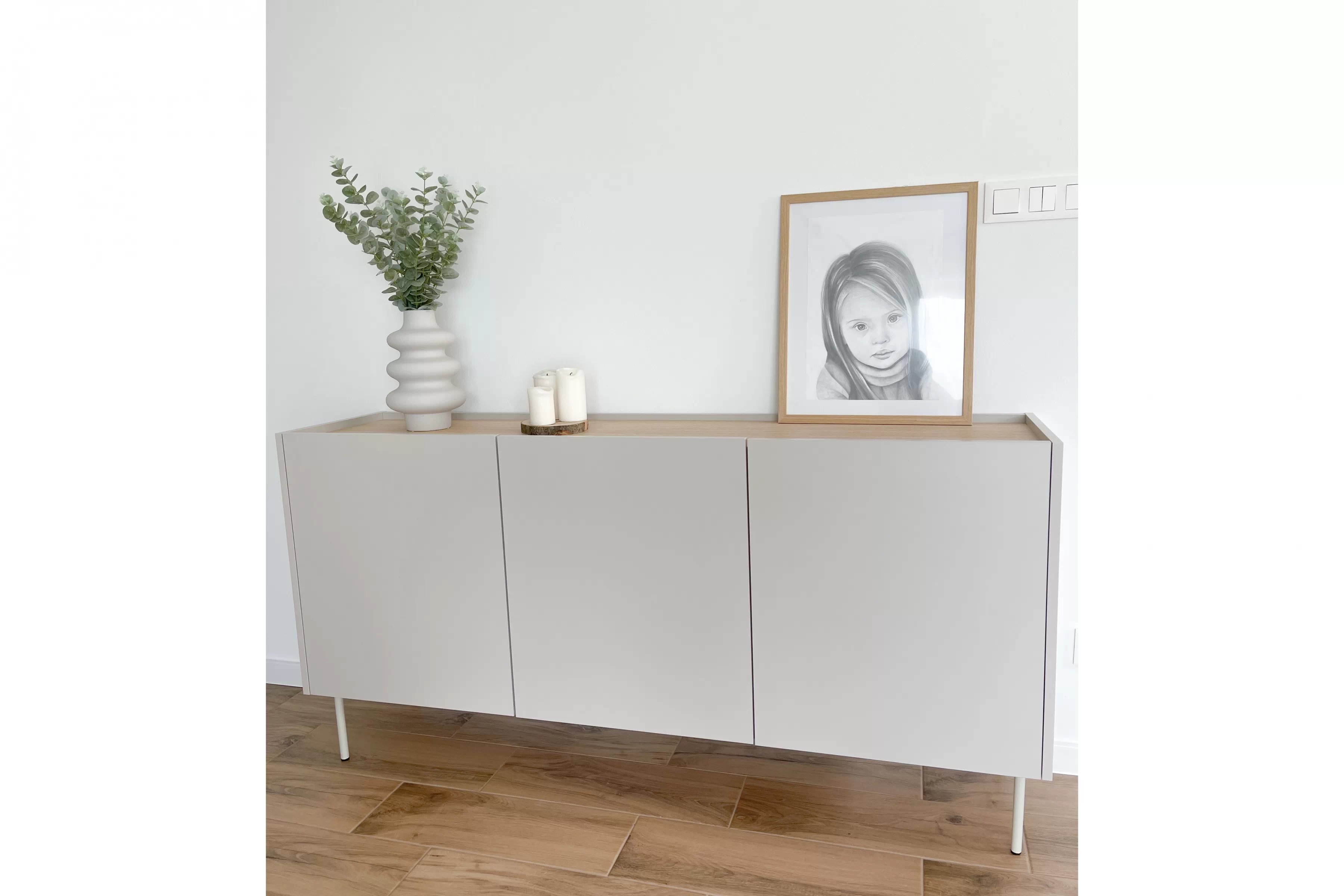 Komoda Desin 170 cm se dvěma skrytými zásuvkami - kašmír / dub nagano Komoda Desin 170 cm z 2 ukrytymi zásuvkami i metalowymi nogami - kašmír / dub nagano