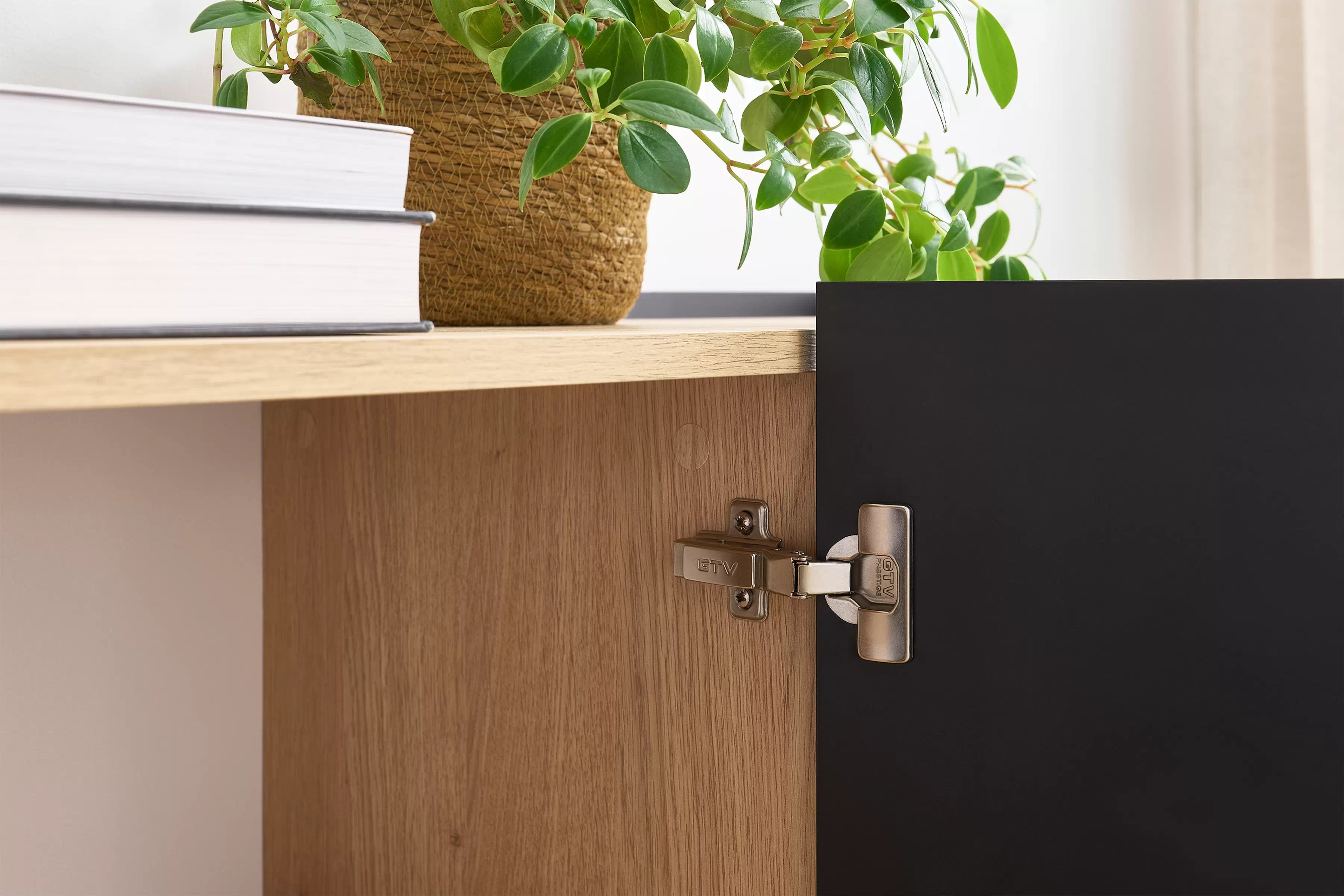 Komoda Desin 170 cm s kovovými nohami - černý mat / dub nagano Komoda Desin 170 cm z metalowymi nogami - černá mat / dub nagano