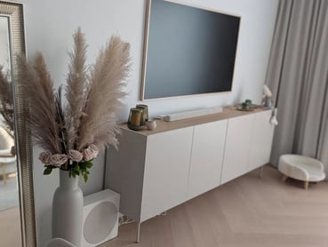 Komoda Desin 220 cm so 4 ukrytými zásuvkami - kašmírová / dub nagano Komoda Desin 220 cm z 4 ukrytymi zásuvkami - kašmír / Dub nagano