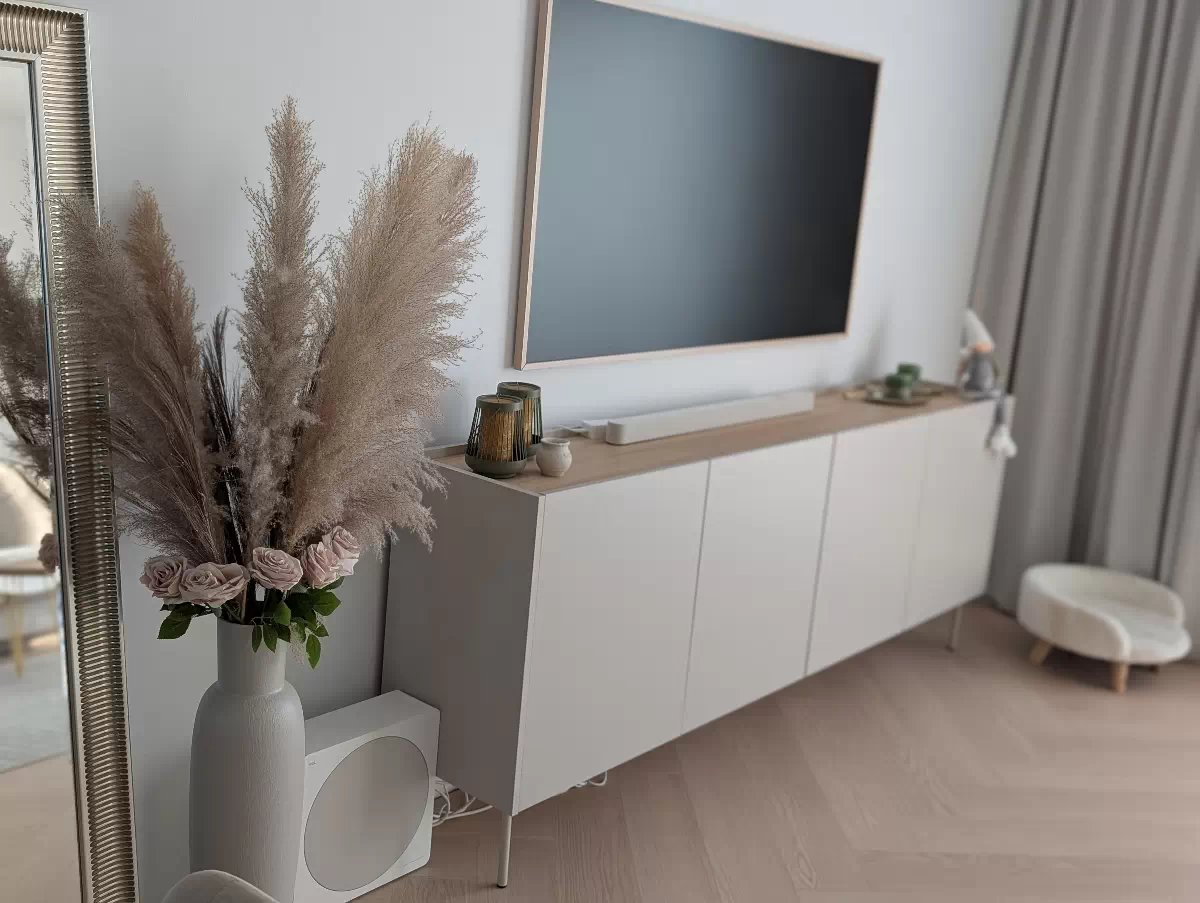 Komoda Desin 220 cm so 4 ukrytými zásuvkami - kašmírová / dub nagano Komoda Desin 220 cm z 4 ukrytymi zásuvkami - kašmír / Dub nagano