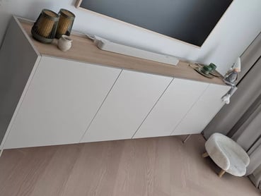 Komoda Desin 220 cm so 4 ukrytými zásuvkami - kašmírová / dub nagano Komoda Desin 220 cm z 4 ukrytymi zásuvkami - kašmír / Dub nagano