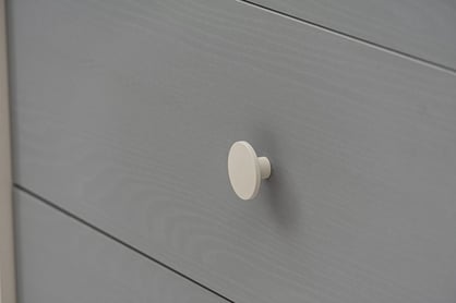 Komoda do detskej izby Marla 90 cm - púštny piesok / sivá Komoda dziecieca Marla 90 cm so zásuvkami - piasek pustyni / šedý pallad