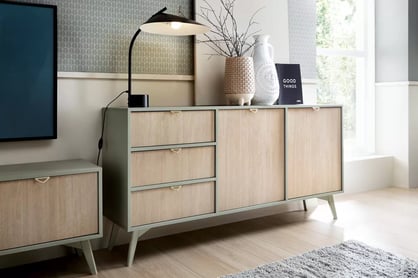 Dvojdverová komoda Lumira 158 cm so zásuvkami - eukalyptus / škandinávska ryha Komoda Lumira 158 cm dvojdverová so zásuvkami - eukaliptus / jodelka skandi