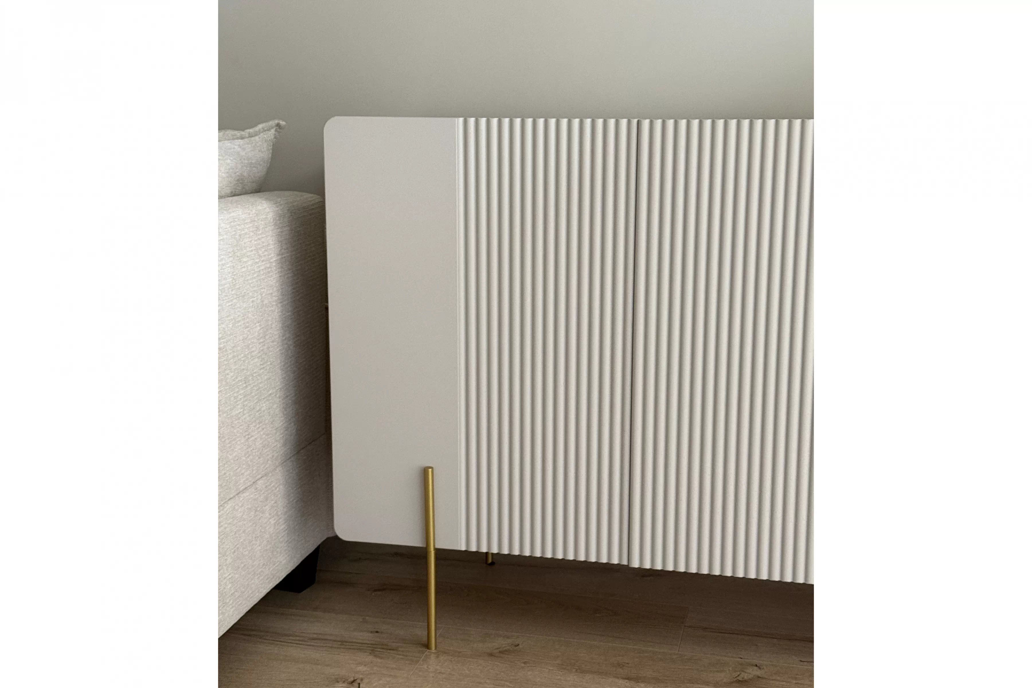 Komoda Malmi 150 cm - kašmírová / zlaté nožky Komoda Malmi 150 cm - kašmír / zlote nozki