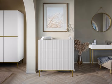 Moderní komoda Nicole 100 cm s zásuvkami a ryhovaným čelem - bílý mat / zlaté nožky Komoda Nicole 100 cm se zásuvkami i ryflowanym frontem - bílý mat / zlote nozki