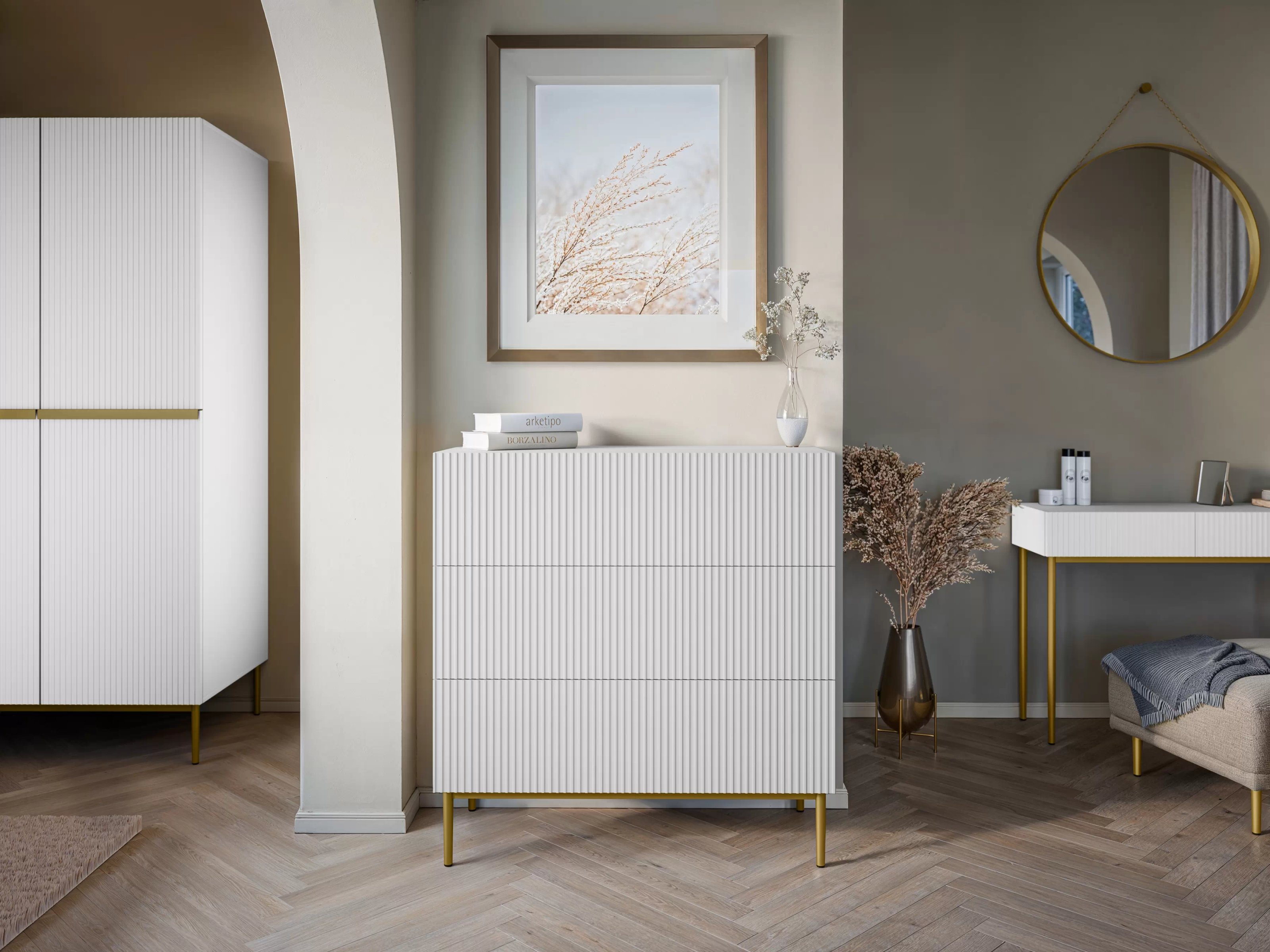 Moderní komoda Nicole 100 cm s zásuvkami a ryhovaným čelem - bílý mat / zlaté nožky Komoda Nicole 100 cm se zásuvkami i ryflowanym frontem - bílý mat / zlote nozki