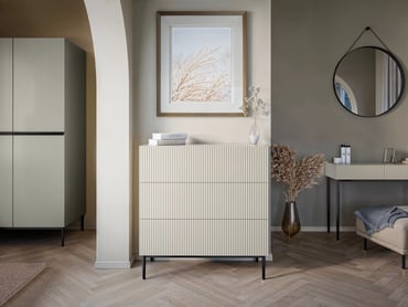 Moderní komoda Nicole 100 cm s zásuvkami a ryhovaným čelem - kašmír / černé nožky Komoda Nicole 100 cm se zásuvkami i ryflowanym frontem - kašmír / černá nozki