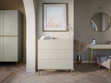 Komoda Nicole 100 cm so zásuvkami a ryhovaným čelom - kasmír / zlaté nožičky Komoda Nicole 100 cm so zásuvkami i ryflowanym frontem - kašmír / zlote nozki