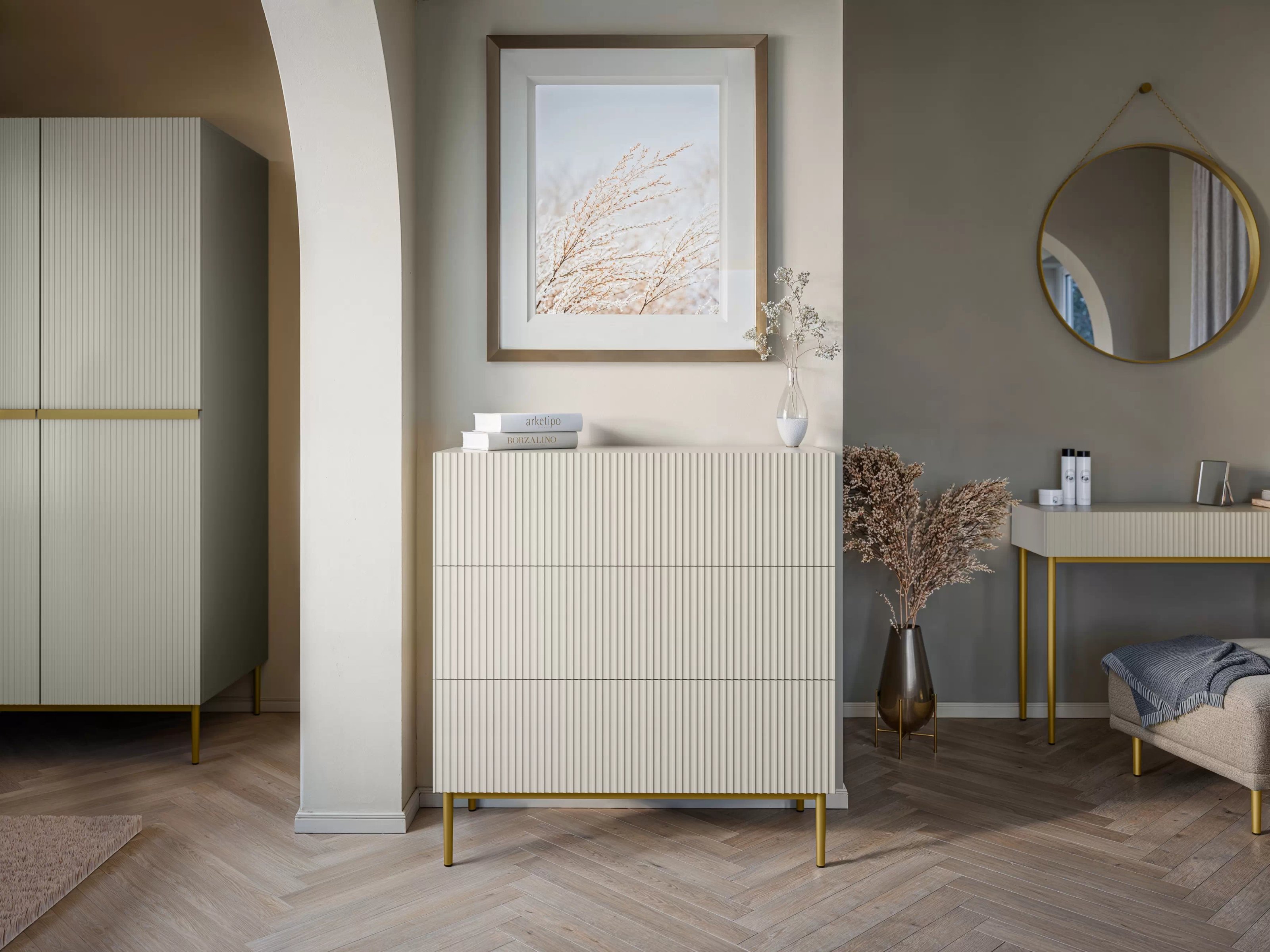 Komoda Nicole 100 cm so zásuvkami a ryhovaným čelom - kasmír / zlaté nožičky Komoda Nicole 100 cm so zásuvkami i ryflowanym frontem - kašmír / zlote nozki