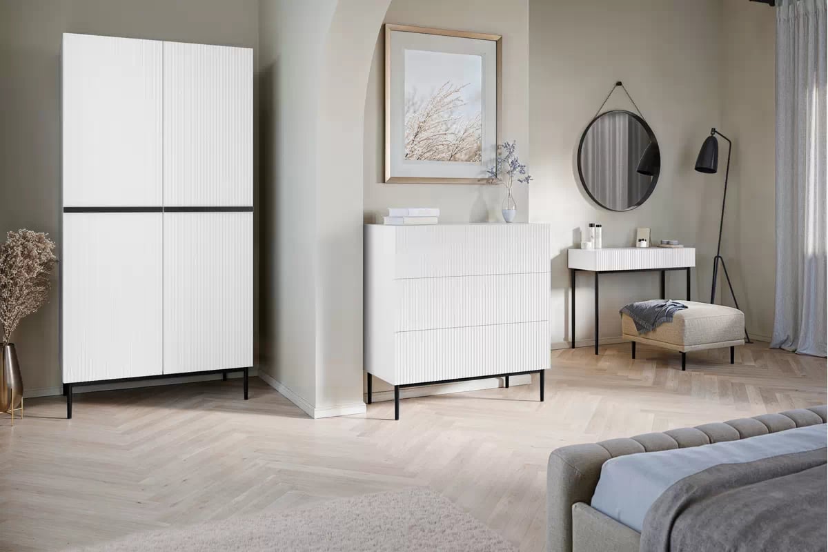 Komoda Nicole 100 cm - biely mat / čierna Komoda Nicole 100 cm s tromi zásuvkami i metalowymi nogami - biely mat / čierny nozki