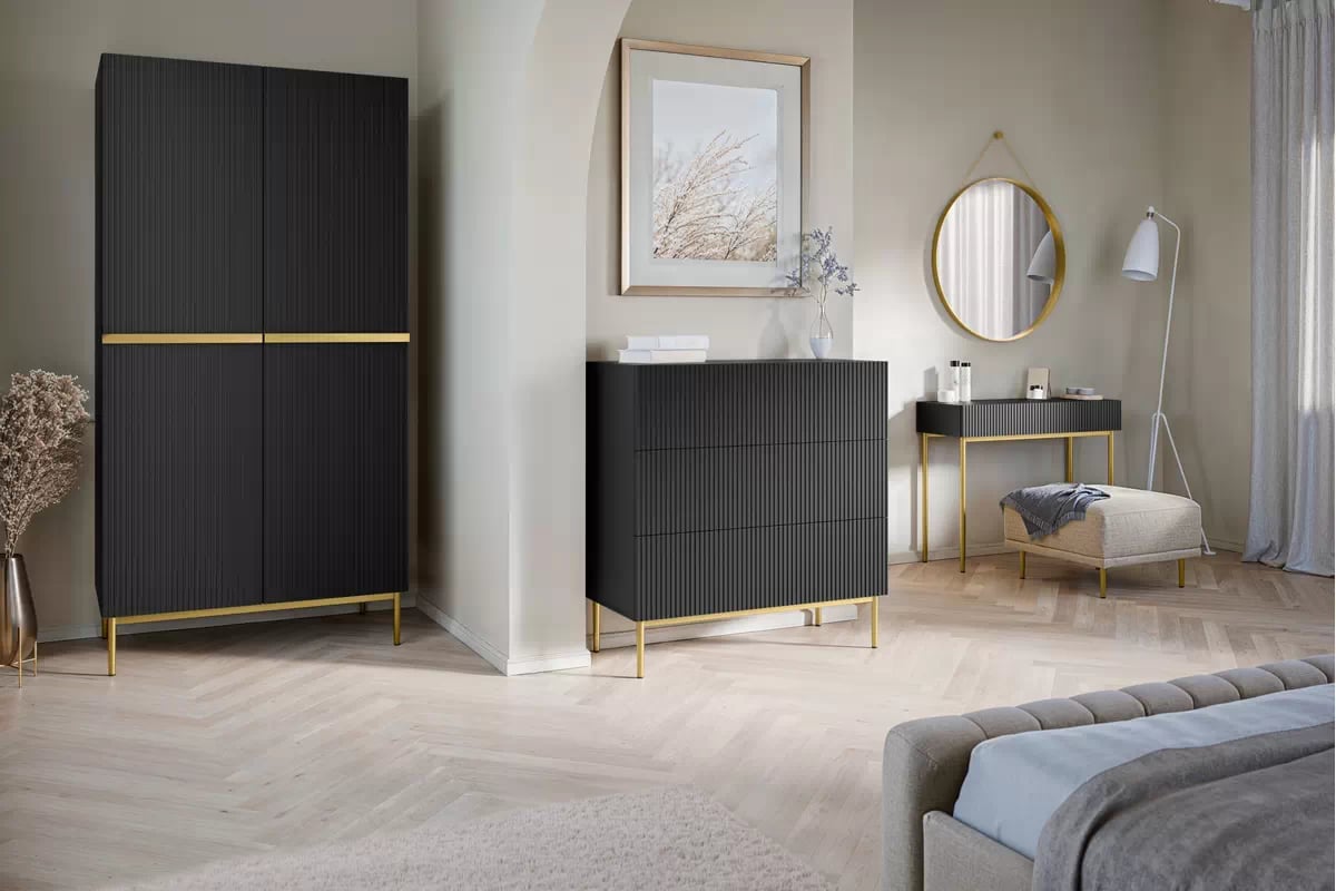 Komoda Nicole 100 cm se zásuvkami - černý mat / zlaté nožky Komoda Nicole 100 cm se třemi  zásuvkami i metalowymi nogami - černá mat / zlaté nozki