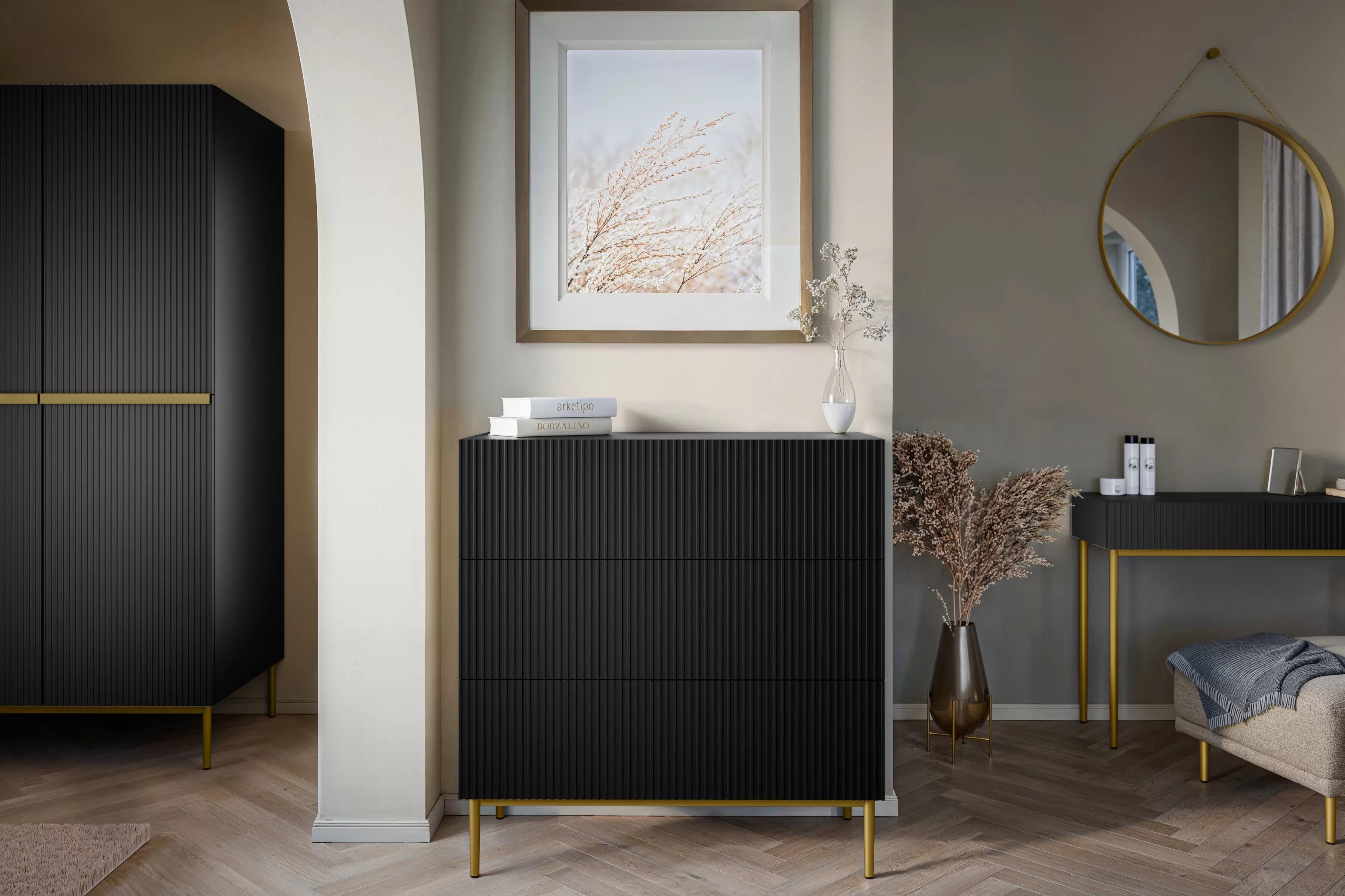 Komoda Nicole 100 cm se zásuvkami - černý mat / zlaté nožky Komoda Nicole 100 cm se třemi  zásuvkami i metalowymi nogami - černá mat / zlote nozki