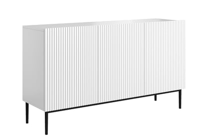 Komoda Nicole 150 cm třídveřová s drážkovanými čely - bílý mat / černé nohy