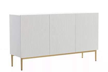 Moderní komoda Nicole 150 cm třídveřová s ryhovaným čelem - bílý mat / zlaté nožky
