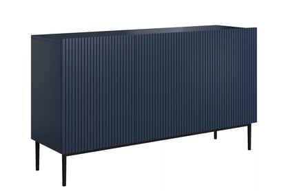 Moderní komoda Nicole 150 cm třídveřová s ryhovaným čelem - tmavě modrá / černé nohy Komoda Nicole 150 cm třídveřová s frézovanou přední částí - námořnická modrá / černá nozki - Limitowana oferta