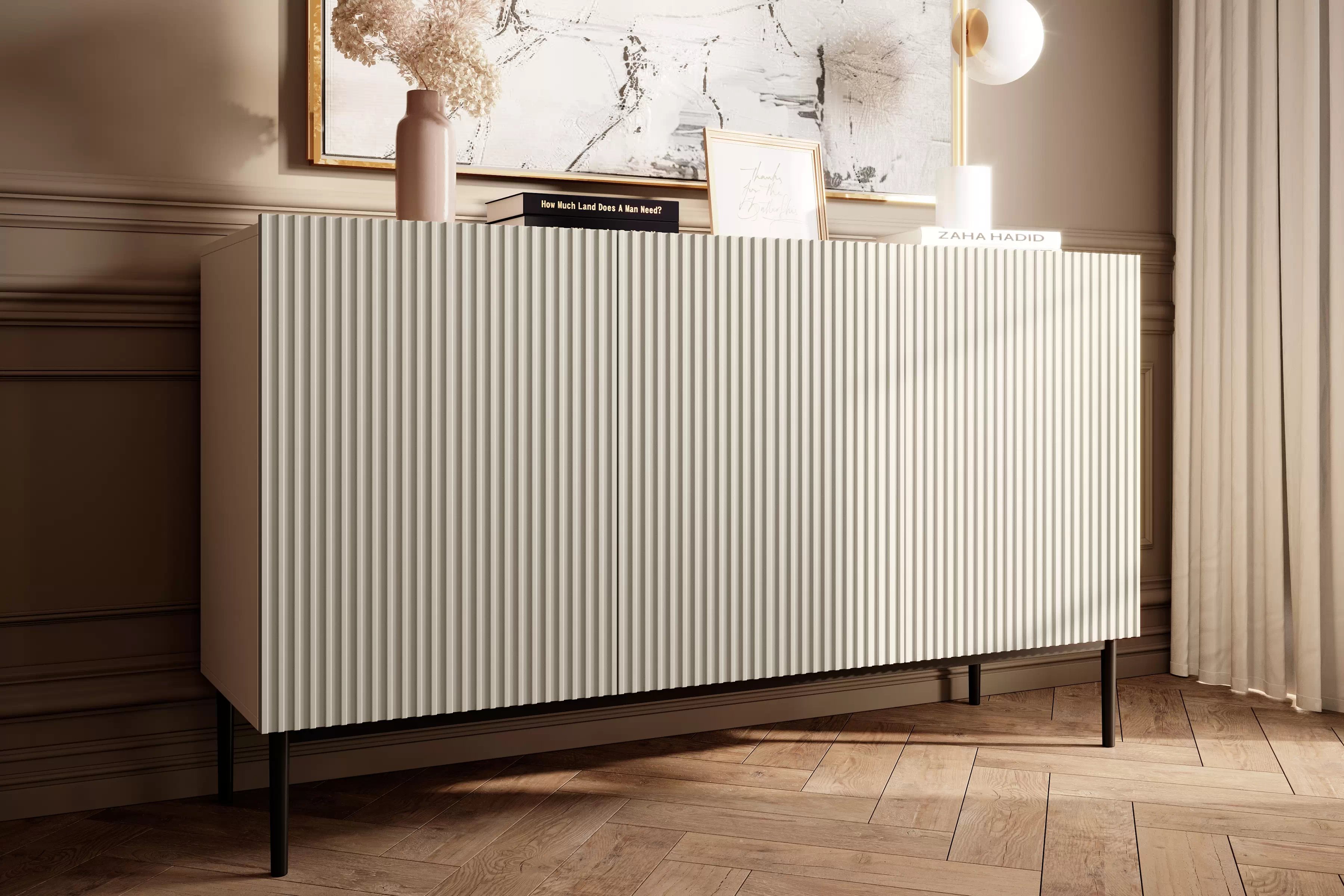 Moderní třídveřová komoda Nicole 150 cm s ryhovaným čelem - kašmír / černé nohy Komoda Nicole 150 cm třídveřová s frézovanou přední částí - kašmír / černá nozki