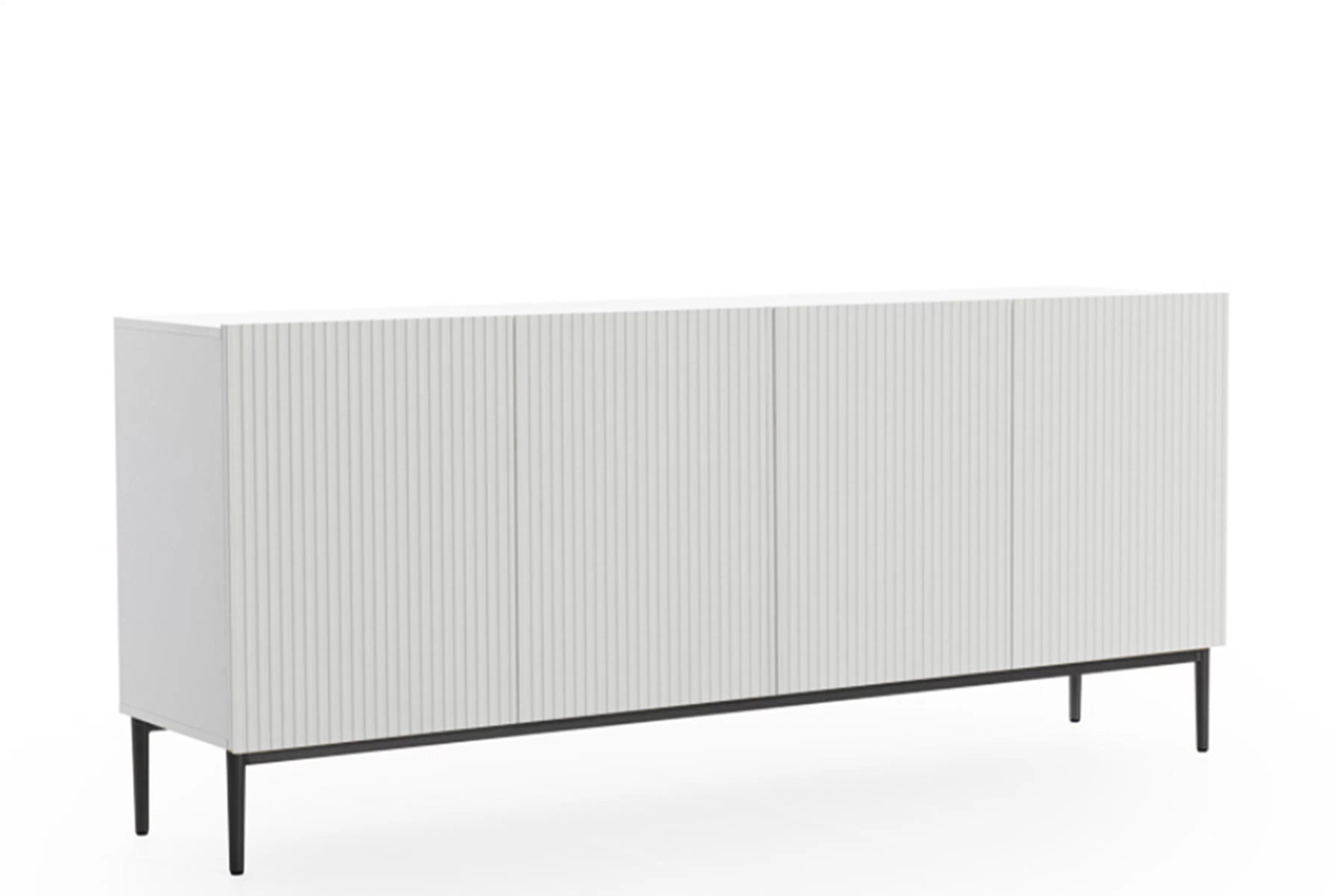 Moderní komoda Nicole 200 cm se čtyřmi dveřmi a ryhovaným čelem - bílý mat / černé nohy Komoda Nicole 200 cm čtyřdveřová s frézovanou přední částí - bílý mat / černá nozki