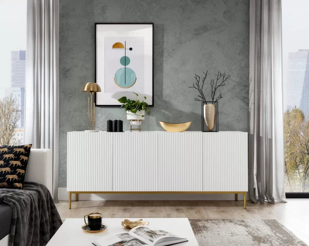 Biela komoda Nicole 200 cm so štyrmi dverami a ryhovaným čelom - matný biely / zlaté nohy Komoda Nicole 200 cm štvordverová s frézovaným frontom - biely mat / zlote nozki