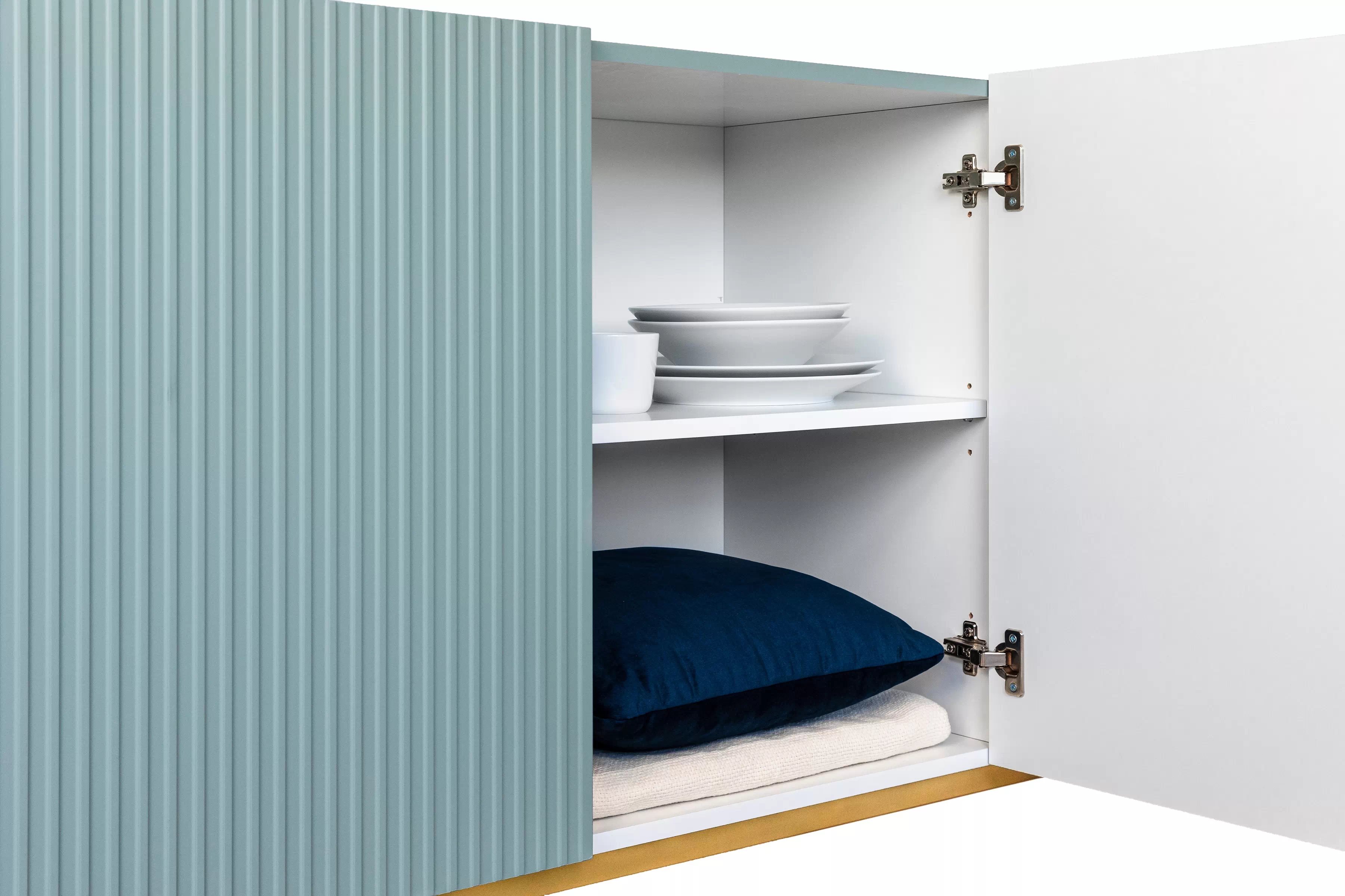 Komoda Nicole 200 cm s frézovaným čelem - šalvěj / černé nožky Komoda Nicole 200 cm s frézovanou přední částí i metalowymi nogami- szalwia / černá nozki